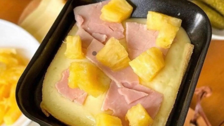 La raclette revisitée à l'ananas : la recette qui ne passe pas chez les internautes