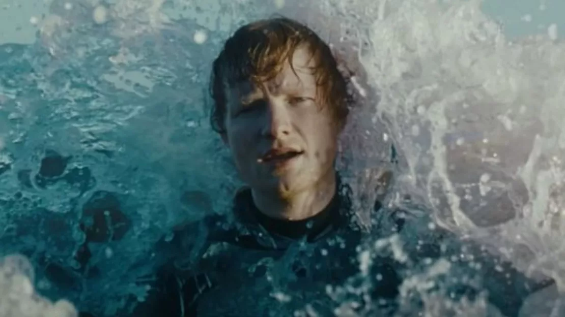 Ed Sheeran face à l'océan dans son clip "Boat" !